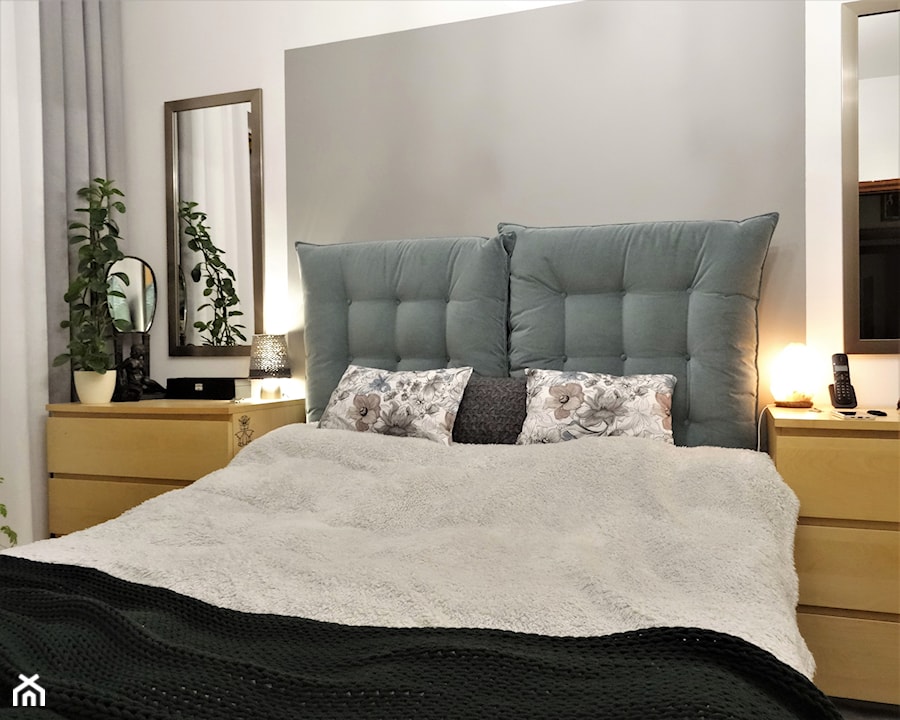 sypialnia - weekendowa metamorfoza (lato 2019) - Mała biała szara sypialnia, styl nowoczesny - zdjęcie od AQ Design