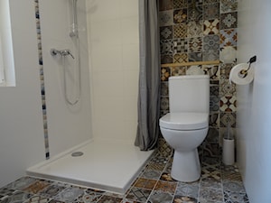 łazienka w letnim (wakacyjnym) domu - z rustykalną nutą (wiosna 2017) - Mała łazienka z oknem, styl rustykalny - zdjęcie od AQ Design
