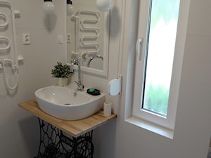 łazienka w letnim (wakacyjnym) domu - z rustykalną nutą (wiosna 2017) - Mała na poddaszu łazienka z oknem - zdjęcie od AQ Design
