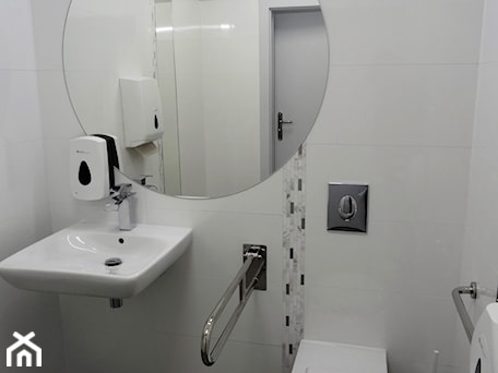 Aranżacje wnętrz - Wnętrza publiczne: łazienka dla pacjentów w gabinetach okulistycznych - AQ Design. Przeglądaj, dodawaj i zapisuj najlepsze zdjęcia, pomysły i inspiracje designerskie. W bazie mamy już prawie milion fotografii!