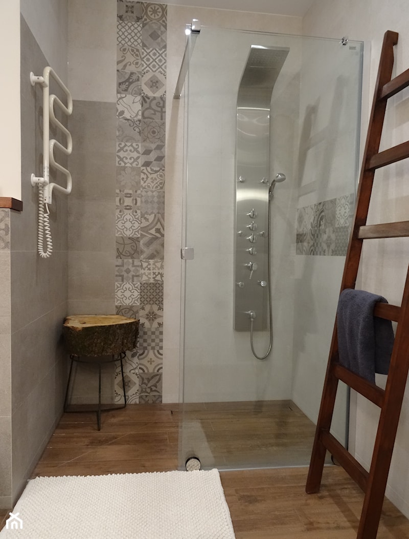 Łazienka (jesień 2016) - Mała na poddaszu bez okna łazienka - zdjęcie od AQ Design - Homebook