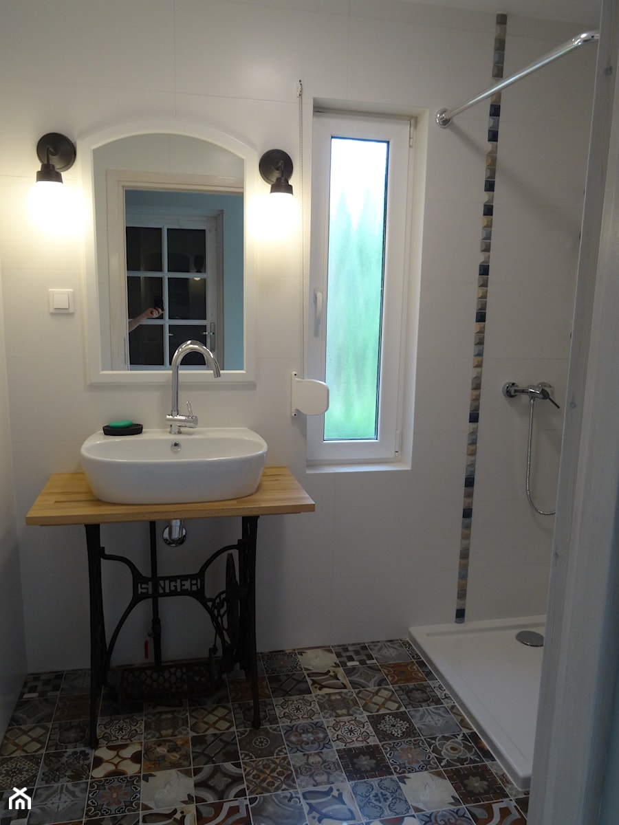 łazienka w letnim (wakacyjnym) domu - z rustykalną nutą (wiosna 2017) - Mała łazienka z oknem, styl rustykalny - zdjęcie od AQ Design