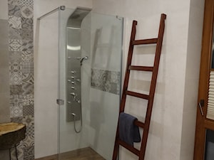 Łazienka (jesień 2016) - Mała na poddaszu bez okna łazienka, styl nowoczesny - zdjęcie od AQ Design