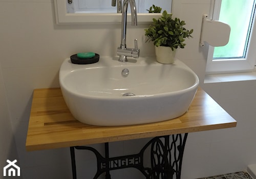 łazienka w letnim (wakacyjnym) domu - z rustykalną nutą (wiosna 2017) - Mała z lustrem łazienka z oknem, styl rustykalny - zdjęcie od AQ Design