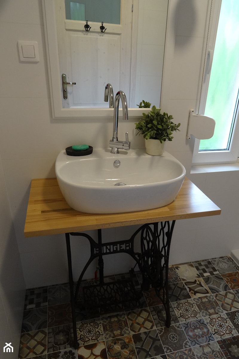 łazienka w letnim (wakacyjnym) domu - z rustykalną nutą (wiosna 2017) - Mała z lustrem łazienka z oknem, styl rustykalny - zdjęcie od AQ Design