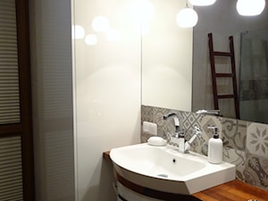 Łazienka (jesień 2016) - Mała bez okna z lustrem z punktowym oświetleniem łazienka, styl nowoczesny - zdjęcie od AQ Design