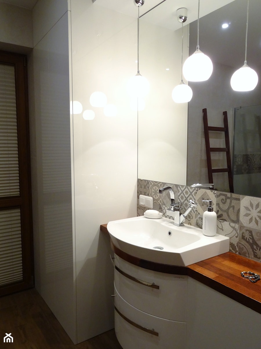 Łazienka (jesień 2016) - Mała bez okna z lustrem z punktowym oświetleniem łazienka, styl nowoczesny - zdjęcie od AQ Design
