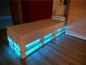 Łóżko jednoosobowe - dwie warstwy palet, dwa materace, z tyłu skrzynia na pościel/szafka nocna, podświetlenie LED - zdjęcie od nekosan