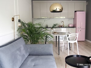 Dolce Vita - Mała biała szara jadalnia w salonie w kuchni, styl skandynawski - zdjęcie od TYMA PROJEKT