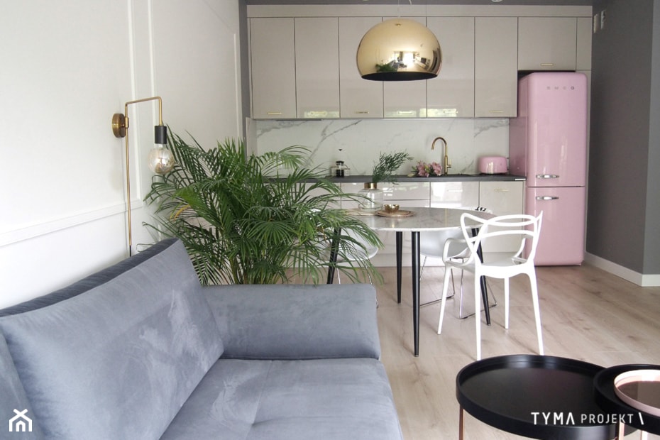 Dolce Vita - Mała biała szara jadalnia w salonie w kuchni, styl skandynawski - zdjęcie od TYMA PROJEKT - Homebook