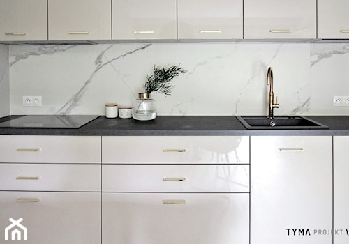 Dolce Vita - Mała biała z zabudowaną lodówką z podblatowym zlewozmywakiem kuchnia jednorzędowa, styl minimalistyczny - zdjęcie od TYMA PROJEKT