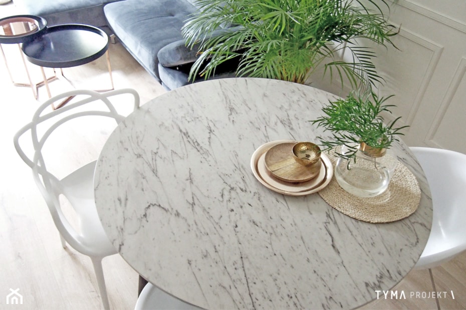 Dolce Vita - Średnia biała jadalnia w salonie, styl glamour - zdjęcie od TYMA PROJEKT - Homebook