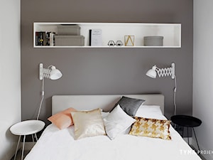 Mieszkanie z widokiem na Stare Miasto - Mała biała szara sypialnia, styl skandynawski - zdjęcie od TYMA PROJEKT