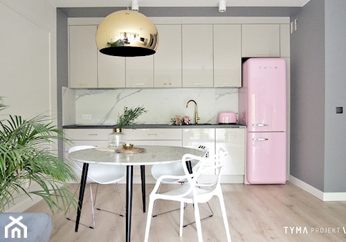 Dolce Vita - Mała z salonem biała szara z zabudowaną lodówką z podblatowym zlewozmywakiem kuchnia jednorzędowa, styl skandynawski - zdjęcie od TYMA PROJEKT