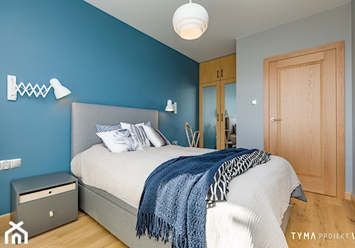 African Dream - Mała niebieska szara sypialnia, styl nowoczesny - zdjęcie od TYMA PROJEKT