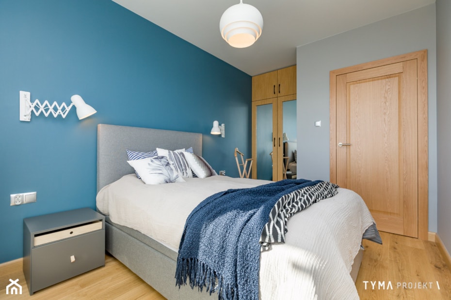 African Dream - Mała niebieska szara sypialnia, styl nowoczesny - zdjęcie od TYMA PROJEKT - Homebook