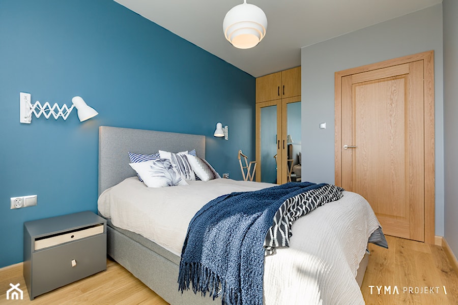 African Dream - Mała niebieska szara sypialnia, styl nowoczesny - zdjęcie od TYMA PROJEKT