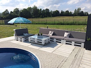 #meblezpalet - Duży z nawierzchnią pokrytą kostką brukową ogród w stylu skandynawskim za domem z basenem - zdjęcie od magda.tm@onet.pl