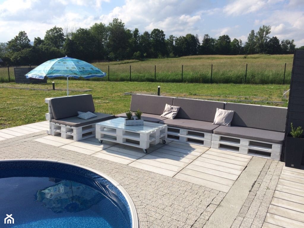 #meblezpalet - Duży z nawierzchnią pokrytą kostką brukową ogród w stylu skandynawskim za domem z basenem - zdjęcie od magda.tm@onet.pl - Homebook