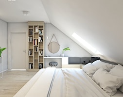 (Dom w okolicy Lublińca) Dom jednorodzinny 7 - Duża biała szara sypialnia na poddaszu, styl nowocze ... - zdjęcie od BAGUA Pracownia Architektury Wnętrz - Homebook