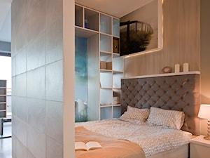 Mała beżowa szara sypialnia - zdjęcie od IDAFO projektowanie wnętrz i wykończenie
