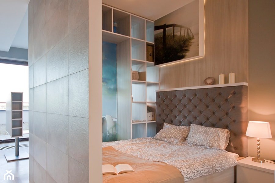 Mała beżowa szara sypialnia - zdjęcie od IDAFO projektowanie wnętrz i wykończenie - Homebook