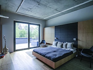Dom   na   Wyżynie   Lubelskiej - Duża biała szara z panelami tapicerowanymi sypialnia z balkonem / tarasem, styl nowoczesny - zdjęcie od ADHD Pracownia Projektowa