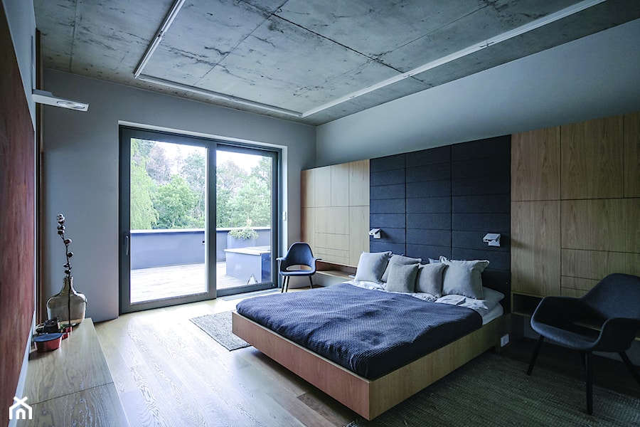 Dom   na   Wyżynie   Lubelskiej - Duża biała szara z panelami tapicerowanymi sypialnia z balkonem / tarasem, styl nowoczesny - zdjęcie od ADHD Pracownia Projektowa