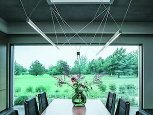 Dom   na   Wyżynie   Lubelskiej - Mała szara jadalnia jako osobne pomieszczenie, styl nowoczesny - zdjęcie od ADHD Pracownia Projektowa