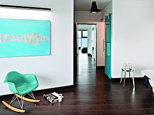 LOFT / Mieszkanie pokazowe Qbik Woronicza - Mała biała sypialnia, styl industrialny - zdjęcie od Justyna Smolec architektura&design