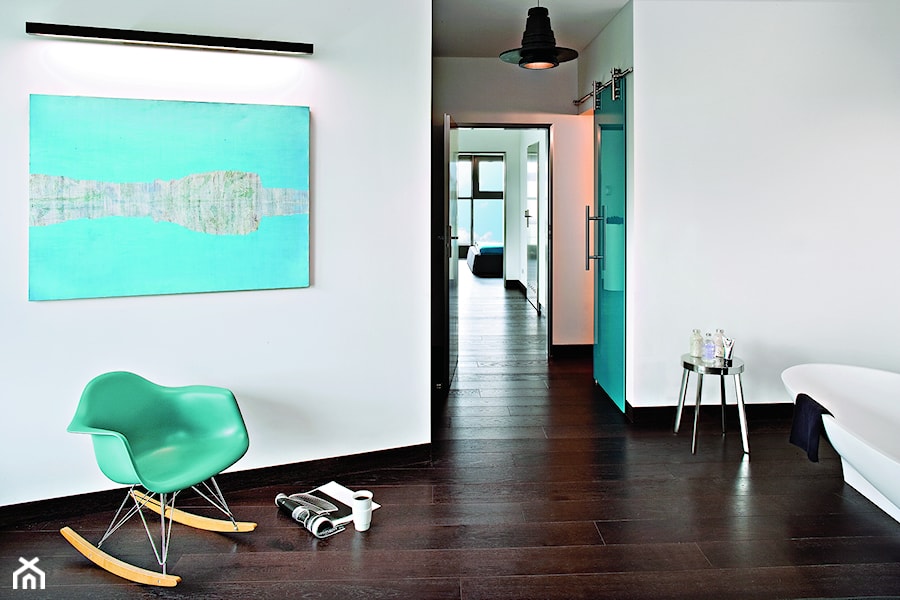 LOFT / Mieszkanie pokazowe Qbik Woronicza - Mała biała sypialnia, styl industrialny - zdjęcie od Justyna Smolec architektura&design