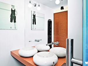 LOFT / Mieszkanie pokazowe Qbik Woronicza - Mała na poddaszu bez okna z dwoma umywalkami łazienka, styl nowoczesny - zdjęcie od Justyna Smolec architektura&design