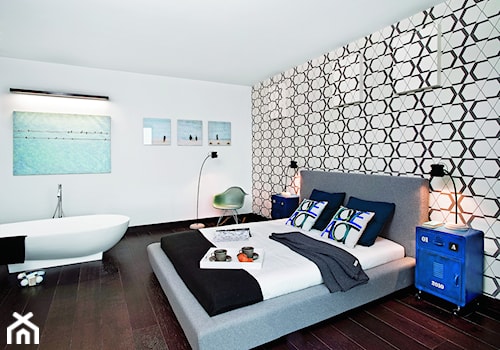 LOFT / Mieszkanie pokazowe Qbik Woronicza - Duża biała czarna sypialnia z łazienką, styl industrialny - zdjęcie od Justyna Smolec architektura&design