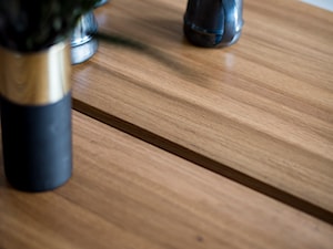 Minimalistyczny stół ST2 z dzielonym dębowym blatem - zdjęcie od smreki