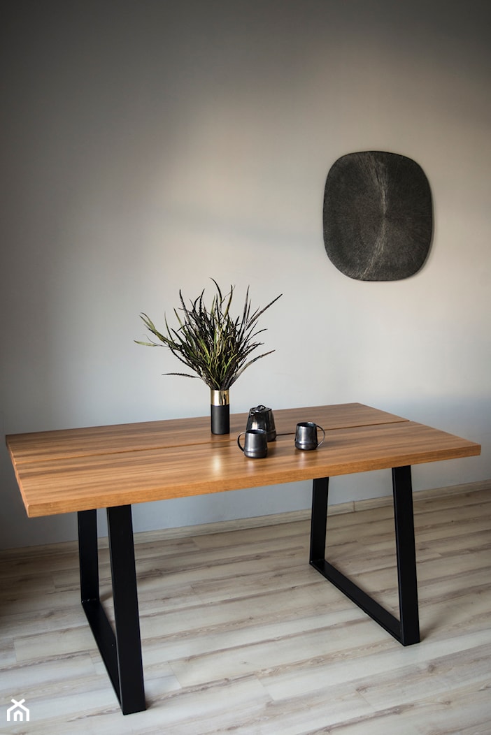 Minimalistyczny stół ST2 z dzielonym dębowym blatem - zdjęcie od smreki - Homebook