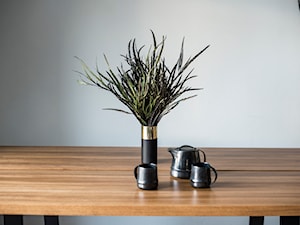 Minimalistyczny stół ST2 z dzielonym dębowym blatem - zdjęcie od smreki