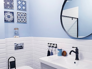 niebieska łazienka - zdjęcie od @przepis_na_klimat