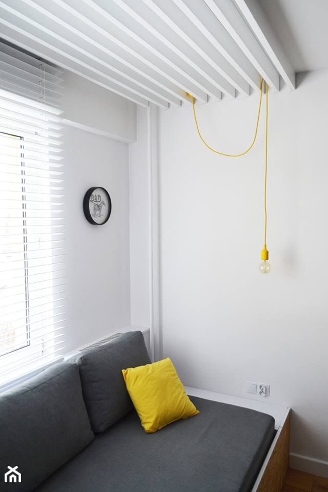 Wielofunkcyjny minimalizm - Mała szara sypialnia, styl minimalistyczny - zdjęcie od Amicus Design