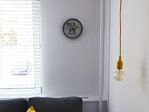 Wielofunkcyjny minimalizm - Mała biała sypialnia, styl minimalistyczny - zdjęcie od Amicus Design
