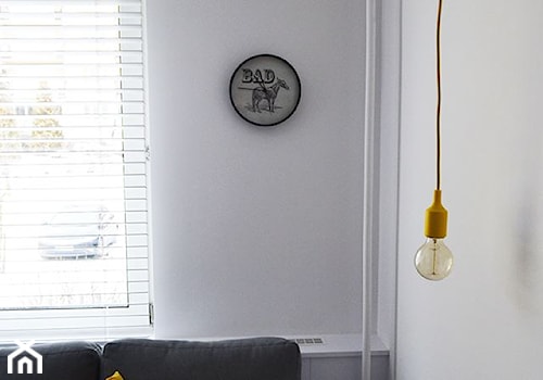 Wielofunkcyjny minimalizm - Mała biała sypialnia, styl minimalistyczny - zdjęcie od Amicus Design