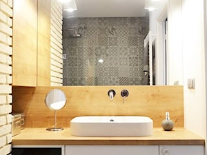 Skandynawia z elementami retro - Średnia na poddaszu bez okna łazienka, styl skandynawski - zdjęcie od Amicus Design