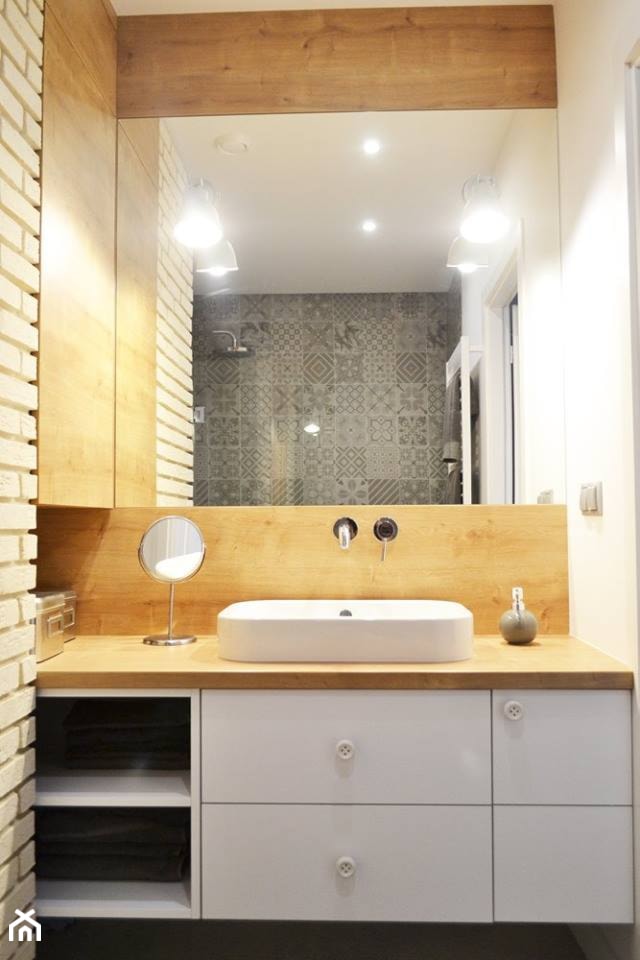 Skandynawia z elementami retro - Średnia na poddaszu bez okna łazienka, styl skandynawski - zdjęcie od Amicus Design