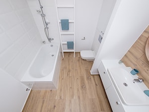 Mieszkanie na sprzedaż - Średnia na poddaszu bez okna łazienka, styl skandynawski - zdjęcie od Amicus Design