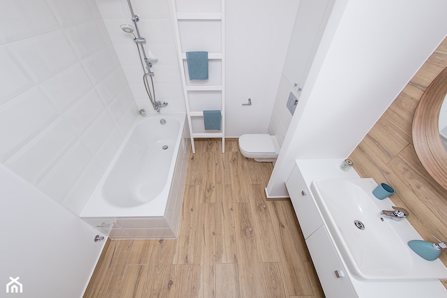 Mieszkanie na sprzedaż - Średnia na poddaszu bez okna łazienka, styl skandynawski - zdjęcie od Amicus Design