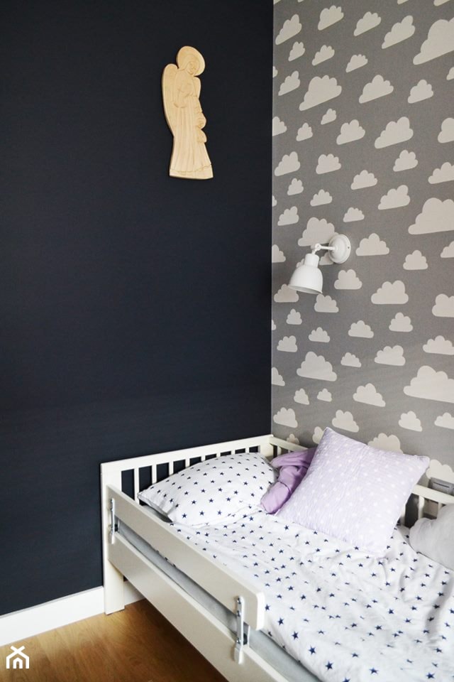 Skandynawia z elementami retro - Mały biały czarny szary pokój dziecka dla dziecka dla chłopca, styl skandynawski - zdjęcie od Amicus Design