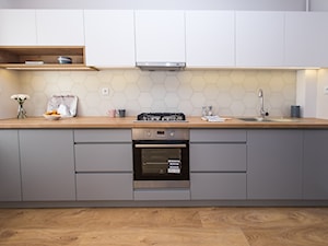 Mieszkanie na sprzedaż - Średnia z salonem biała z zabudowaną lodówką kuchnia jednorzędowa, styl skandynawski - zdjęcie od Amicus Design