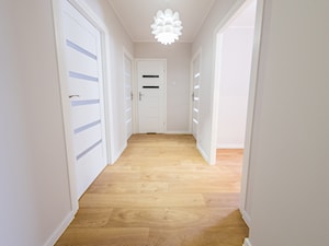 Mieszkanie na sprzedaż - Średni szary hol / przedpokój, styl skandynawski - zdjęcie od Amicus Design