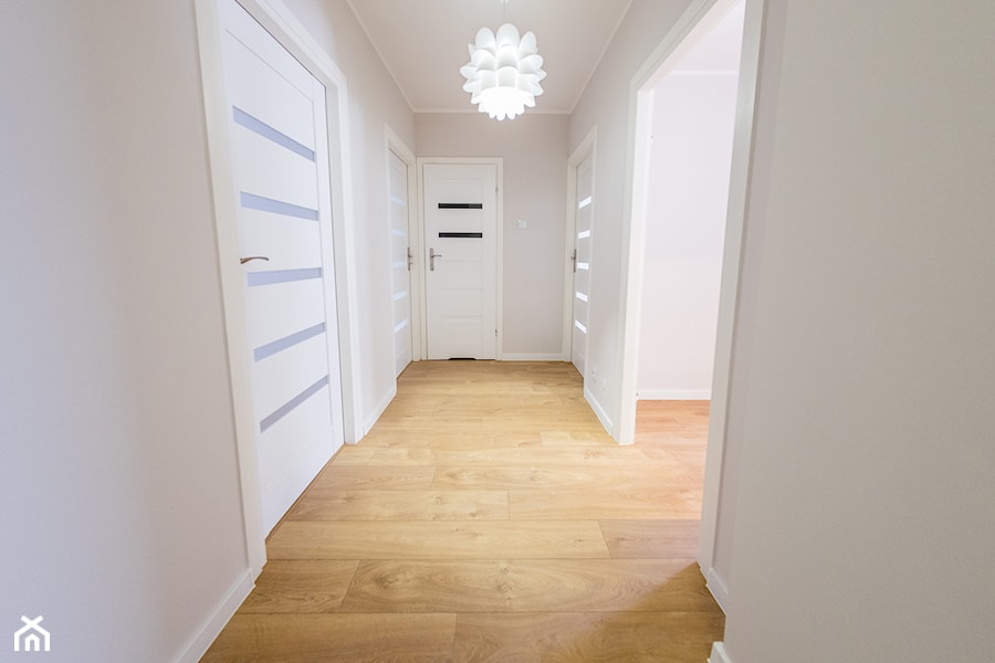 Mieszkanie na sprzedaż - Średni szary hol / przedpokój, styl skandynawski - zdjęcie od Amicus Design