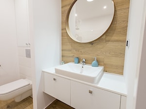 Mieszkanie na sprzedaż - Mała na poddaszu bez okna z lustrem łazienka, styl skandynawski - zdjęcie od Amicus Design