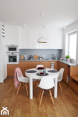PasteLOVE wnętrze - Średnia otwarta biała z zabudowaną lodówką kuchnia w kształcie litery l z oknem z marmurem nad blatem kuchennym, styl skandynawski - zdjęcie od Amicus Design